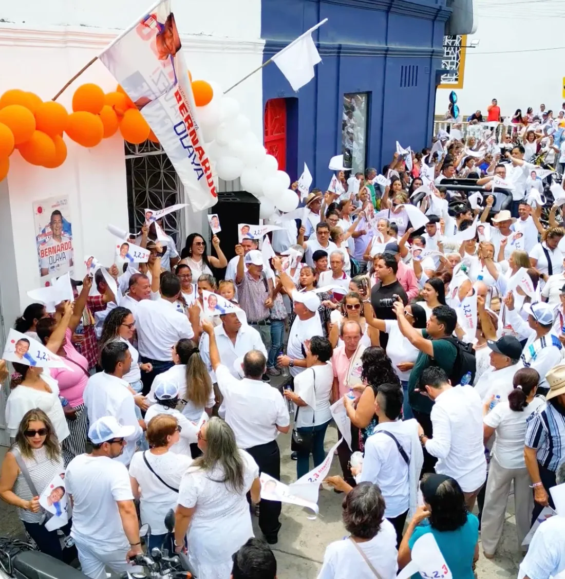 El pueblo de blanco celebra con globos naranjas y banderas la victoria de Bernardo