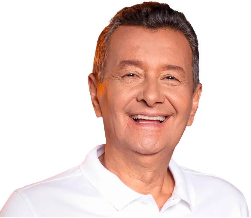 Bernardo Olaya sonríe con camisa blanca
