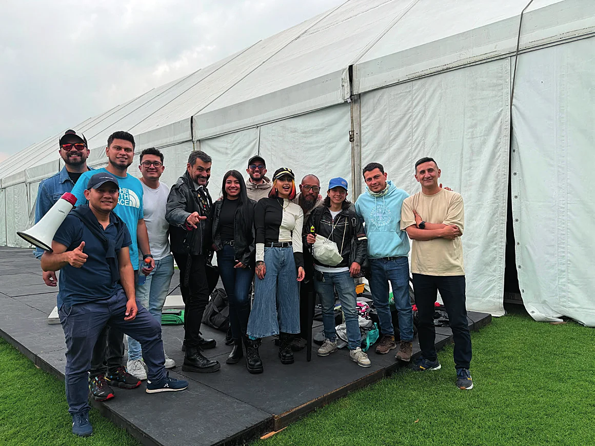 El equipo de Politicarte reunido tras la carpa de producción del festival