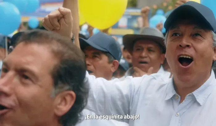 La multitud responde el sonsonete en la tarima