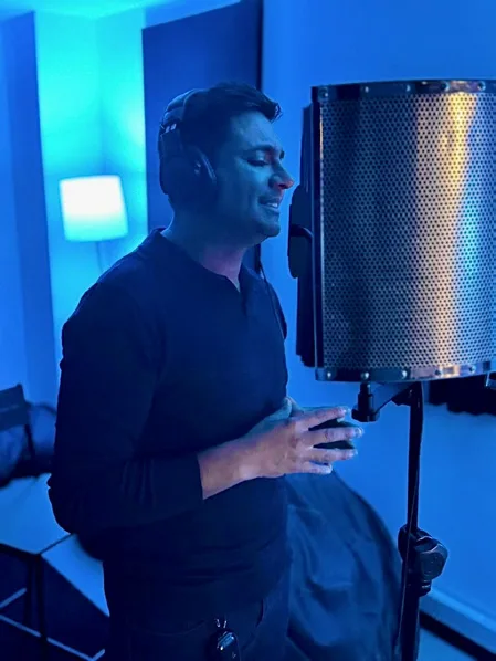 Julio Roberto Salazar interpreta el jingle en cabina