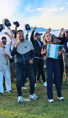 Coros comunitarios cantan en el campo con el acordeón