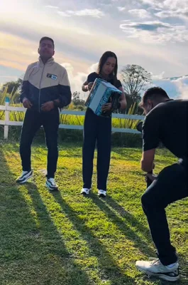 María José Arias interpreta el acordeón en el campo