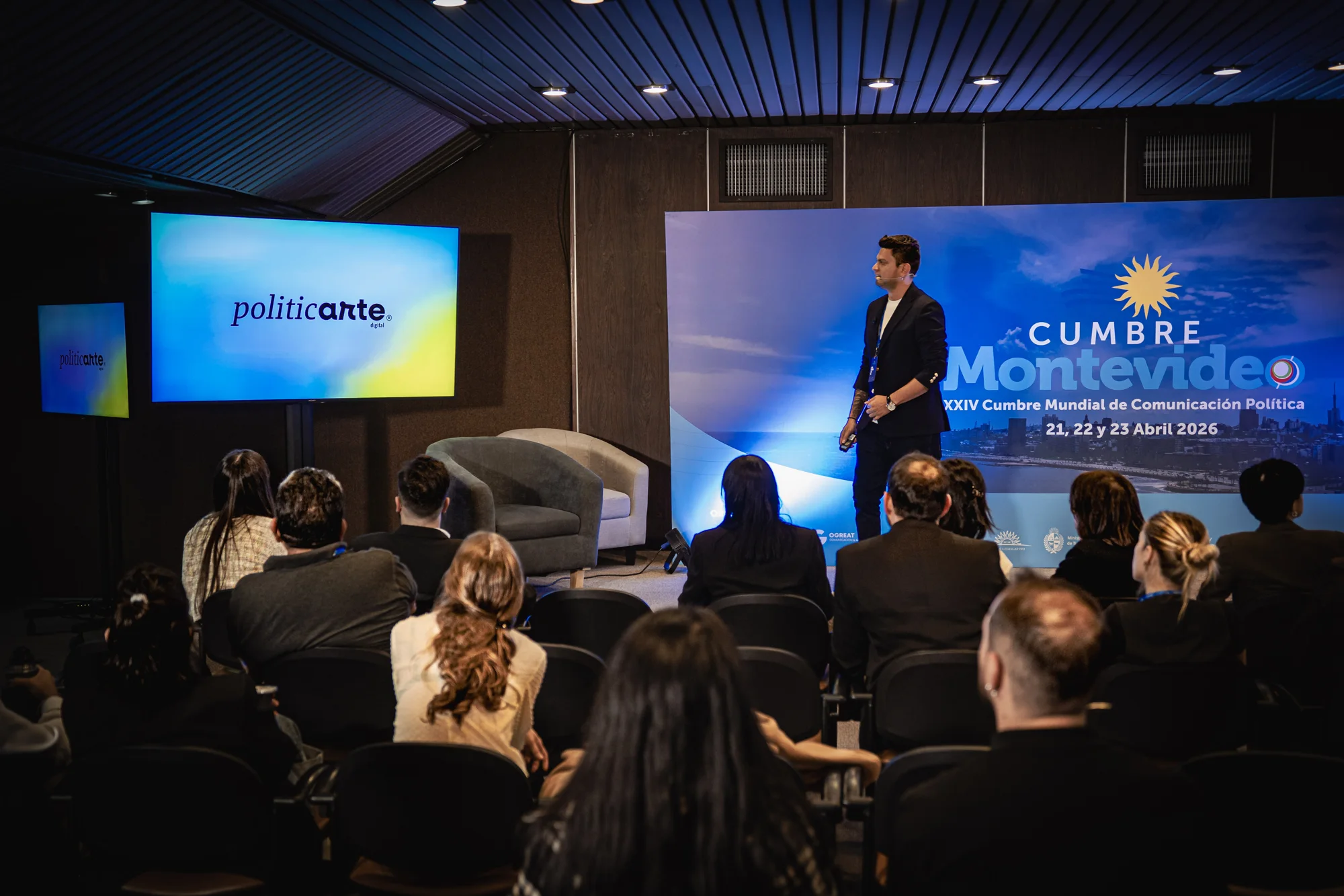 Sebastián Díaz en tarima ante el público de la Cumbre de Montevideo