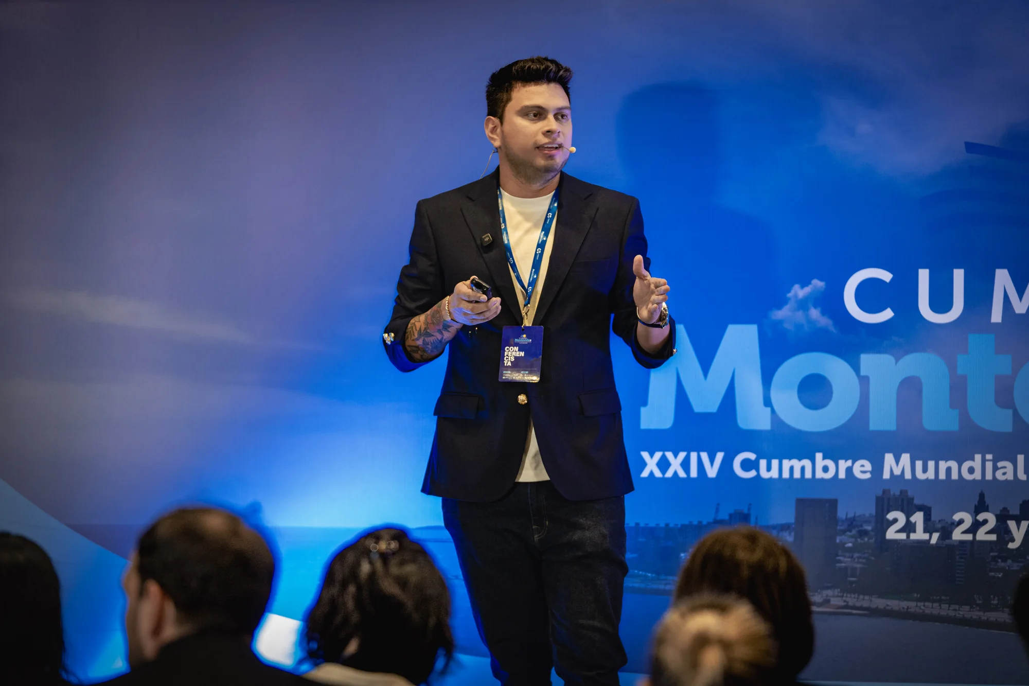 Sebastián Díaz expone en la tarima de la XXIV Cumbre Mundial de Comunicación Política en Montevideo