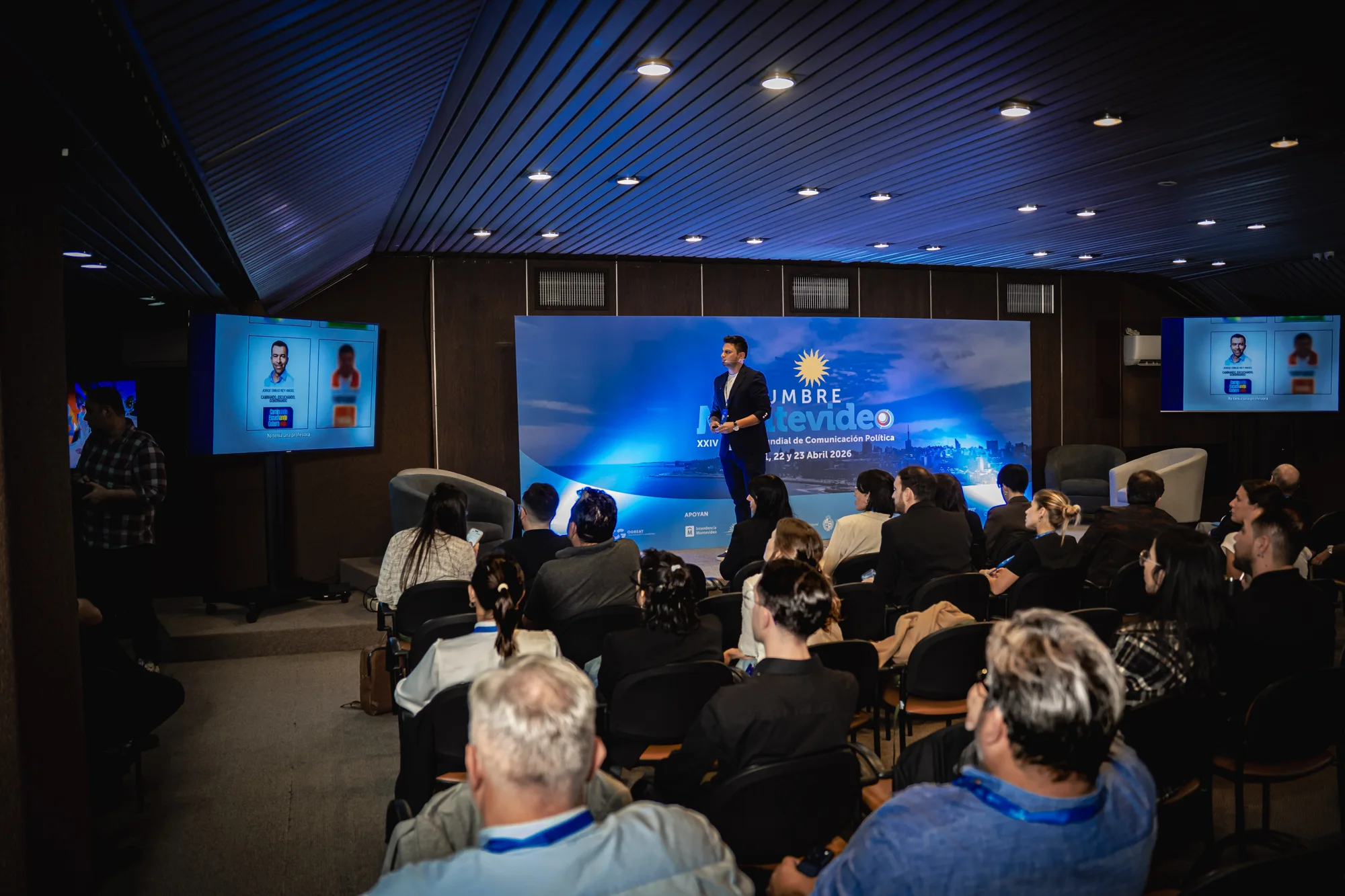 El público sigue la conferencia de Sebastián Díaz en Montevideo