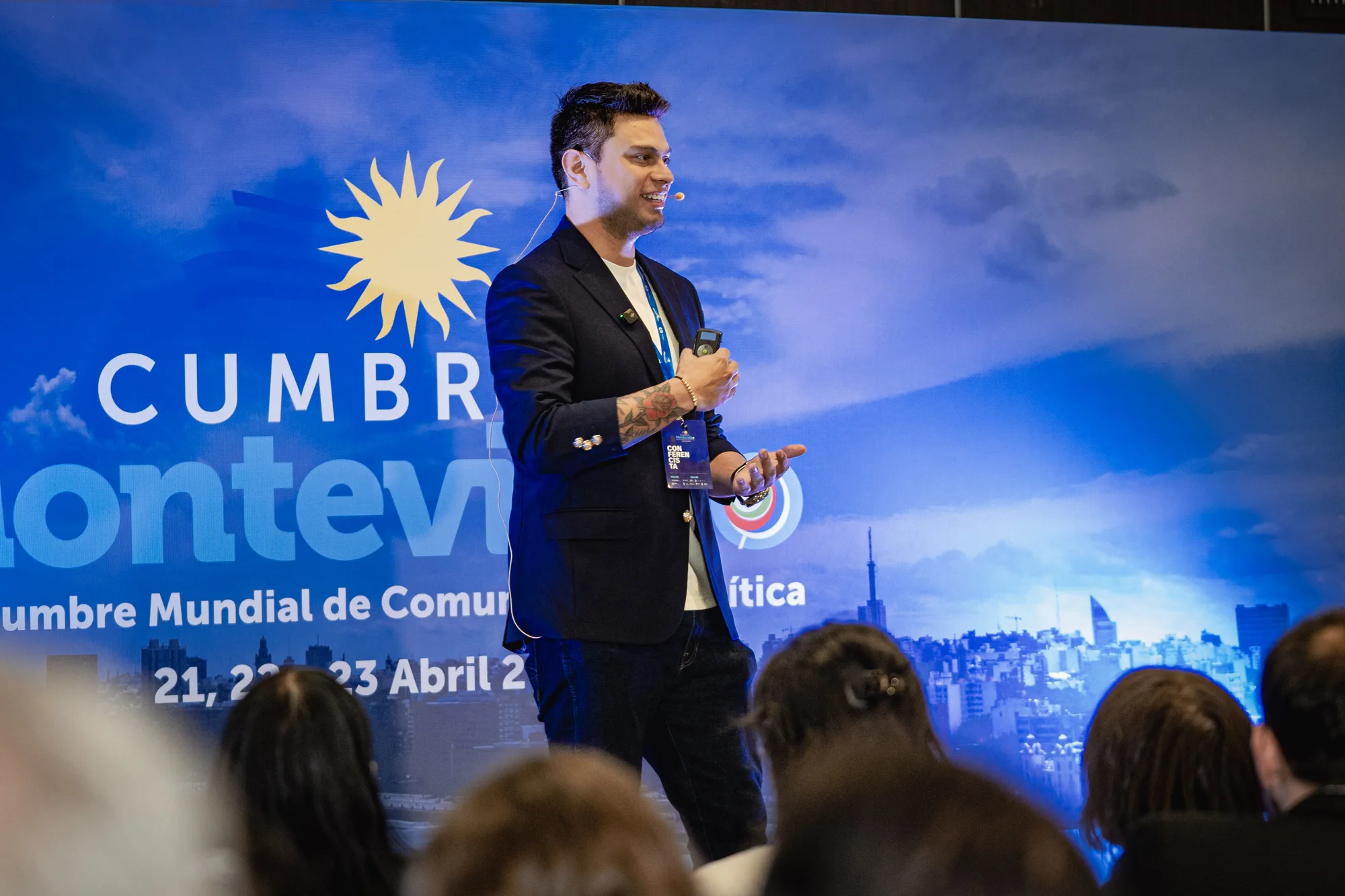 Sebastián Díaz frente al telón de la XXIV Cumbre Mundial de Comunicación Política