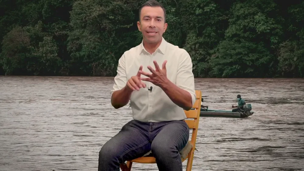 Jorge Rey cuenta la anécdota de su profesora sentado junto a un río